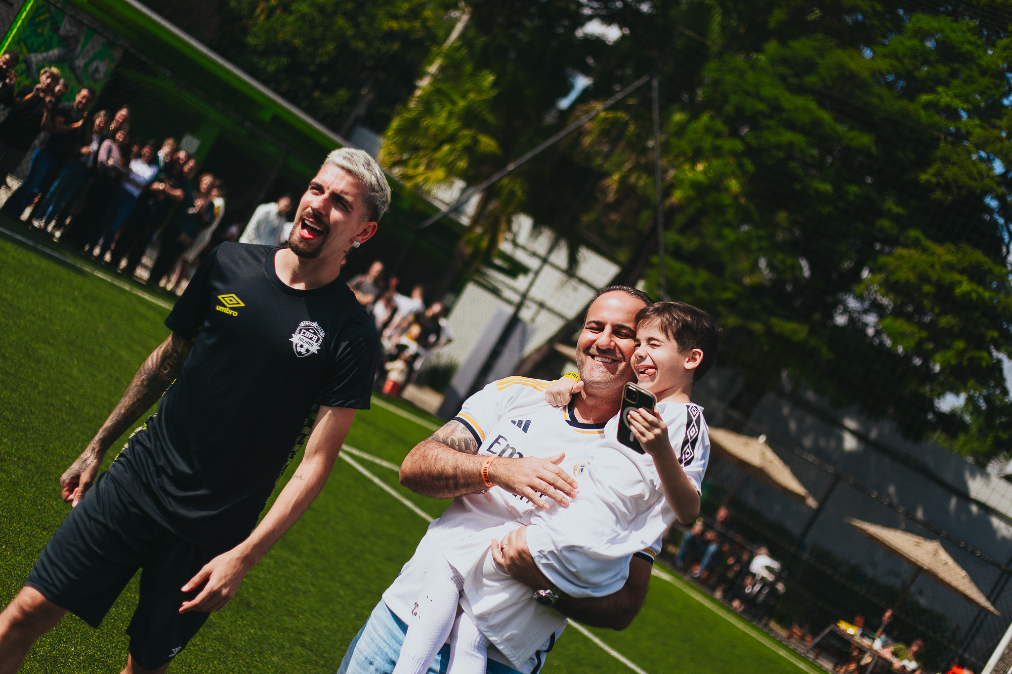 Pais e filhos comemorando aniversário infantil na Appito Arena