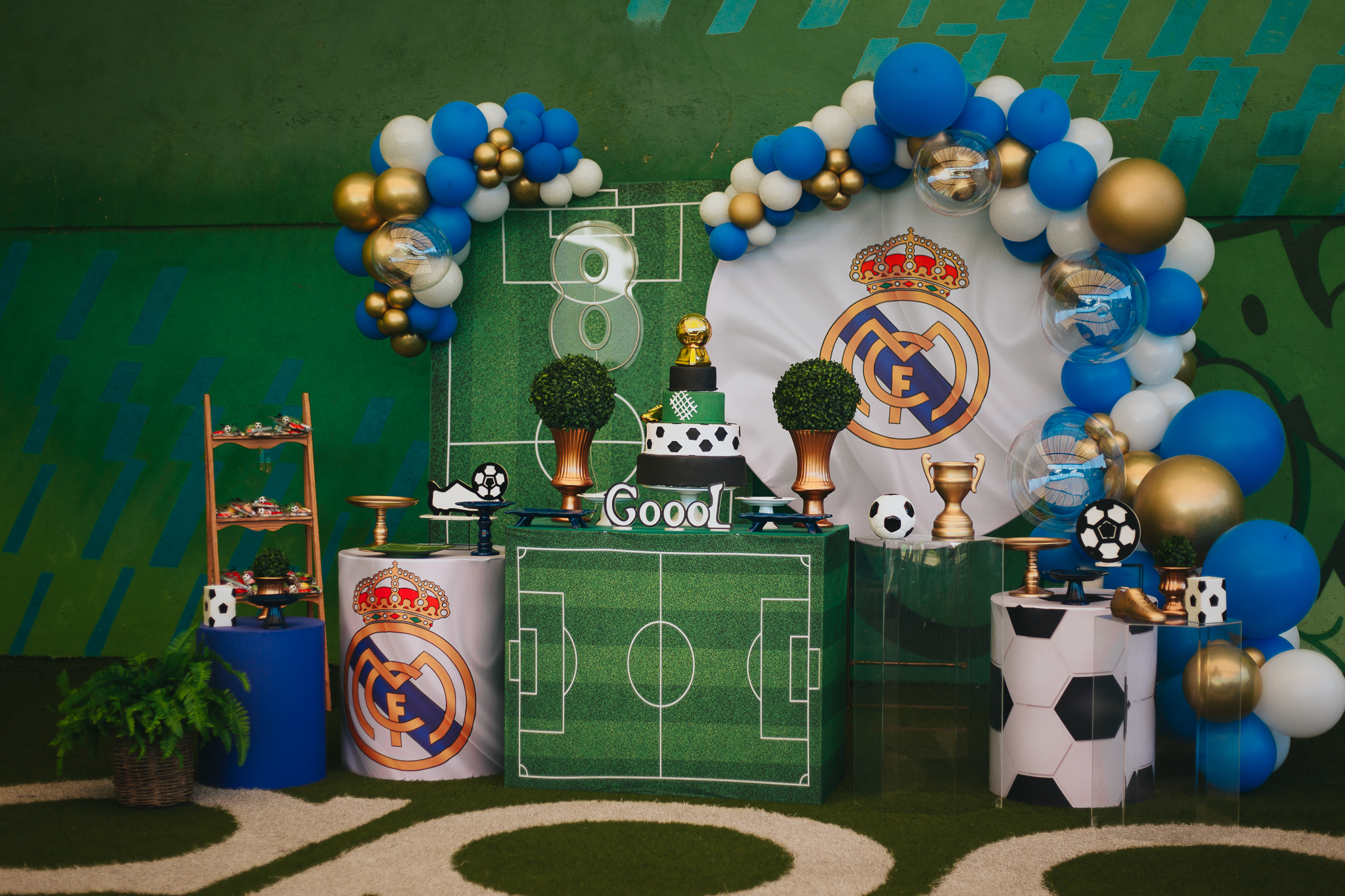 Quadra de futebol society decorada para festa infantil na Appito Arena