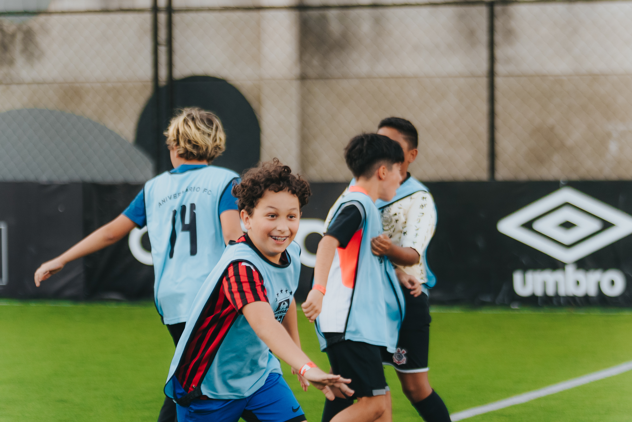 Crianças jogando futebol durante aniversário infantil na Appito Arena