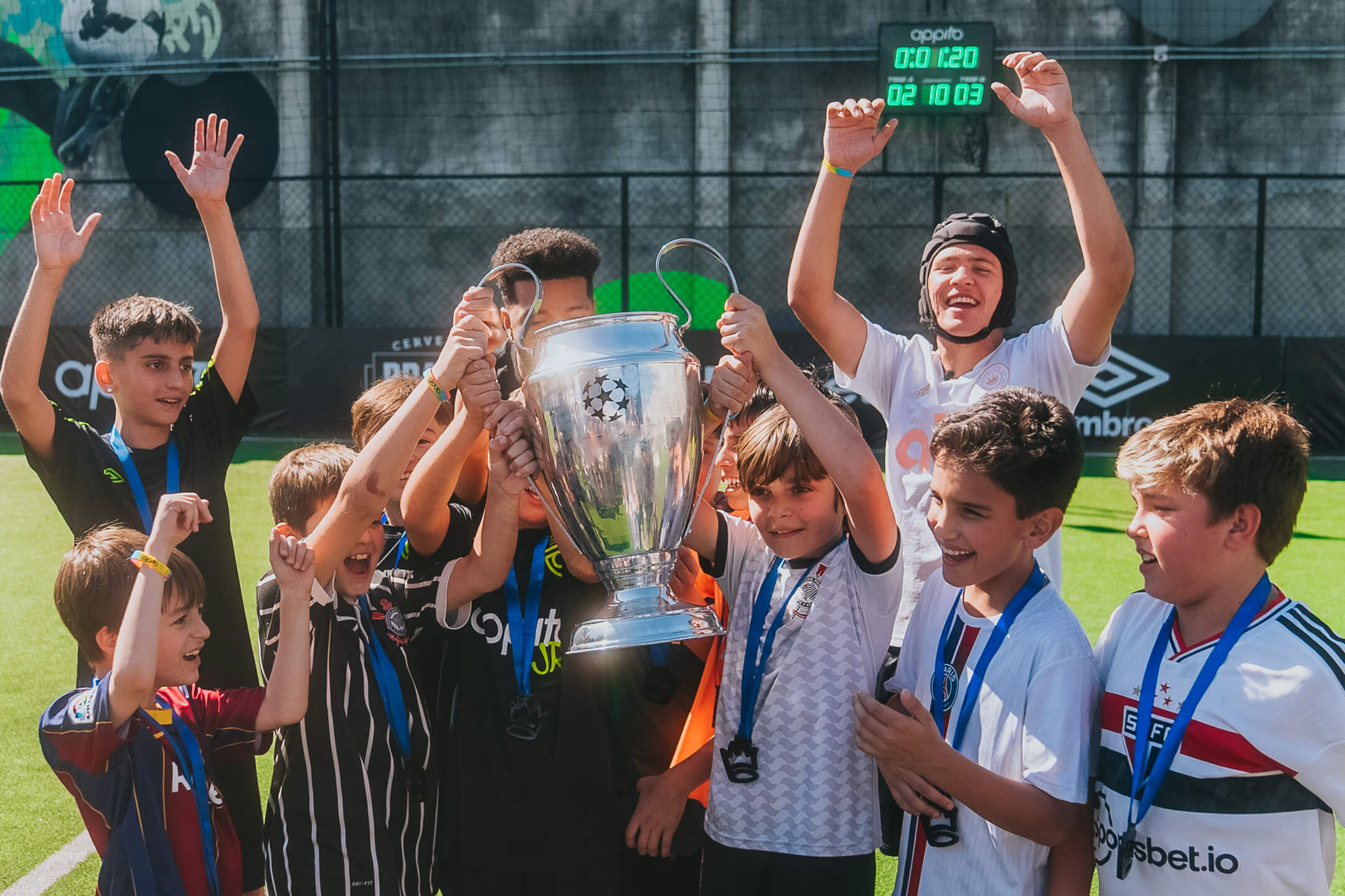 Campeonato com narração durante festa infantil com tema futebol